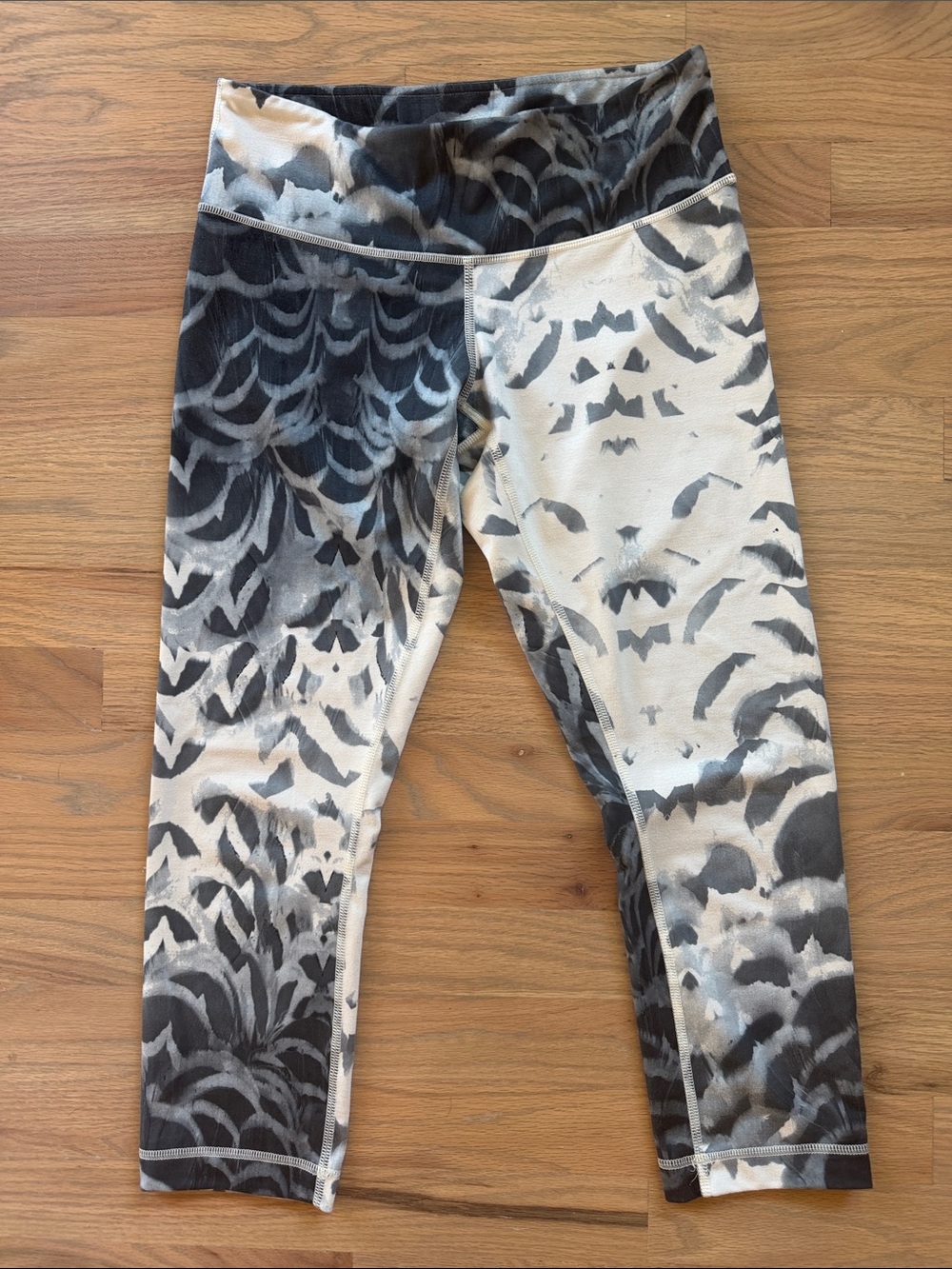 lululemon Women’s Size 6 Printed High-Rise Leggings Black Gray Abstract